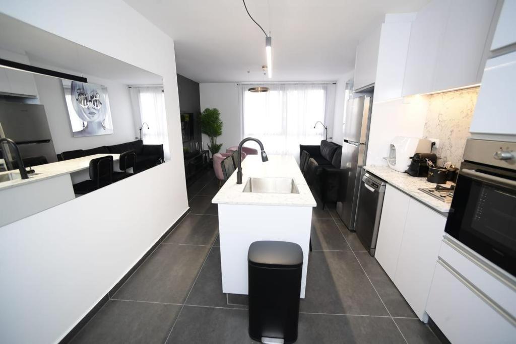 Z-32 Luxury Boutique Apartment Eilat Exteriör bild